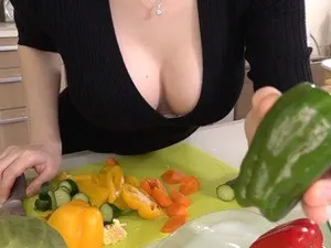 Qi Ye Yi Zhi Hua, vào đêm khuya, một cô gái trẻ tốt bụng đã đến gặp anh ta, và người vợ hiểu rõ nhất trái tim của người đàn ông