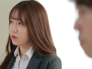 592 Tanhua, nhiếp ảnh gia chụp ảnh chân dung gia đình mới nổi, một lần chụp là không đủ, người đẹp trắng trẻo dịu dàng, không bao cao su, kiểm tra lồn và xuất tinh, che lồn vì sợ chảy xuống giường