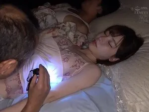 Cùng em đồng nghiệp đụ nhau trên công ty cho tiết kiệm