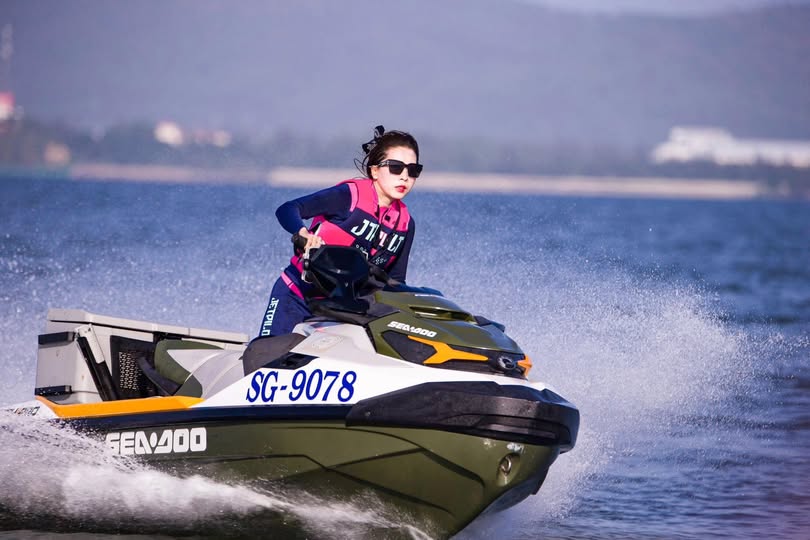 KTV quan hệ với một nữ sinh viên da trắng, mũm mĩm, theo giai điệu của bản nhạc, và bộ ngực của cô ấy lắc lư theo nhịp điệu